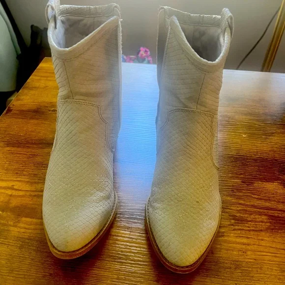 Women's Gray Cowboy Ankle Boots size 7 1/2 great condition! - Picture 2 of 4